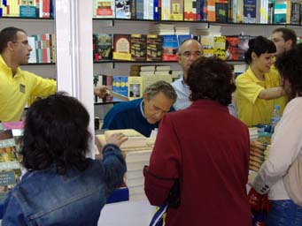 Antonio Gala durante su firma de libros