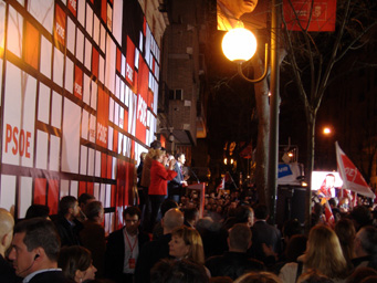 Zapatero agradece la victoria electoral en Ferraz