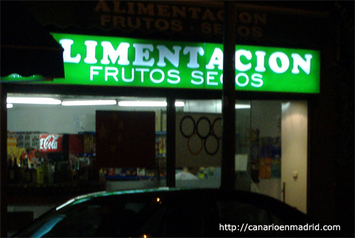 Escaparate del bazar de los chinos durante los Juegos Olimpicos