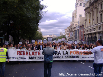 Cabecera de la marcha contra la pobreza en la calle de Alcalá