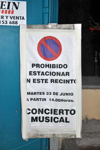 "Prohibido estacionar en este recinto: concierto musical".