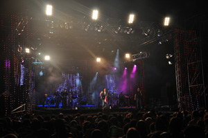Vista de parte del público y el escenario durante el concierto.