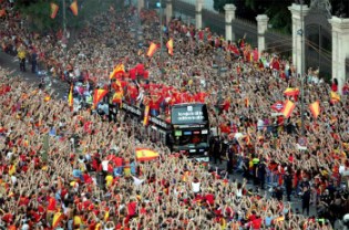 Los jugadores a su paso por el Banco de España